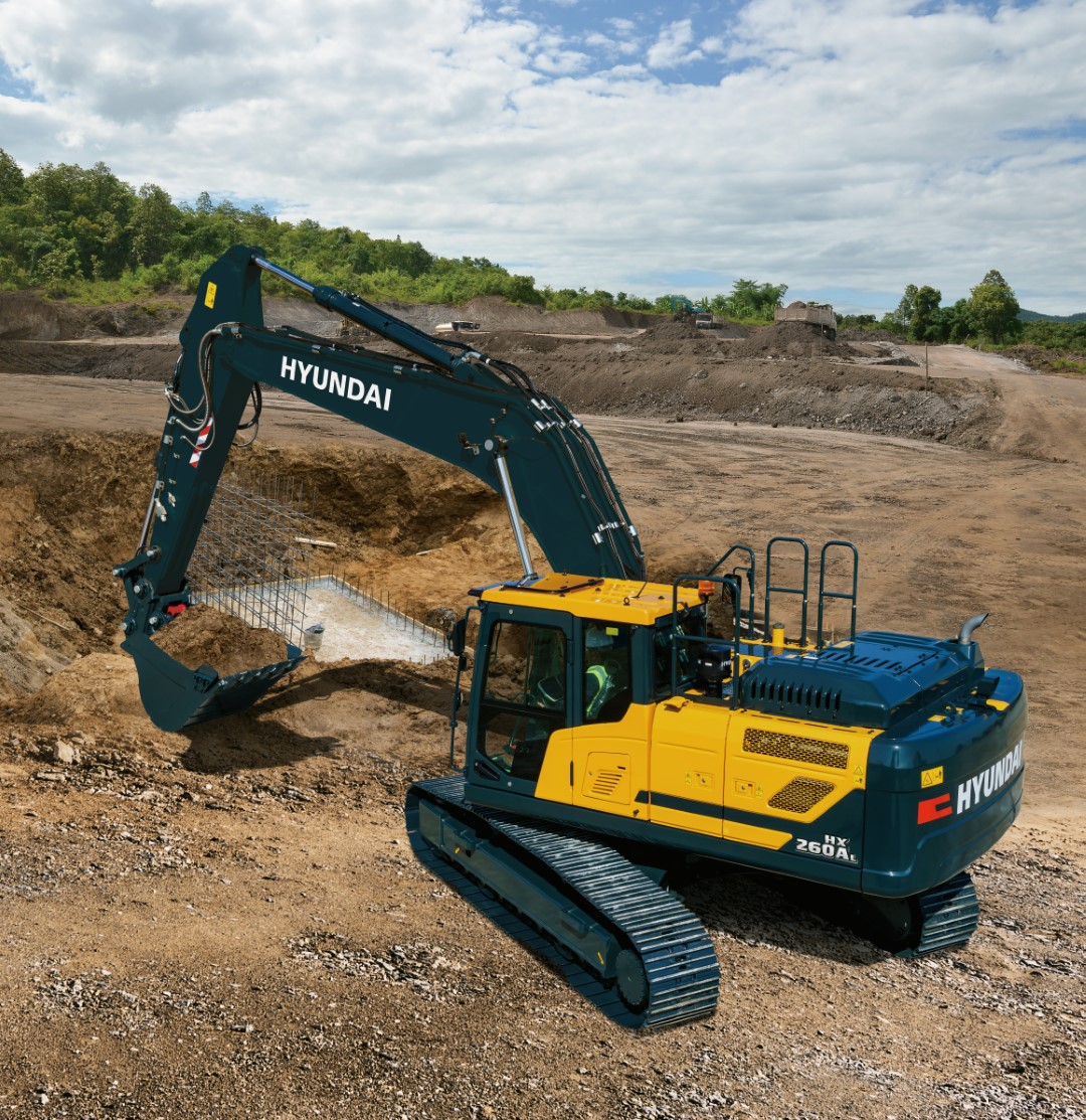 De HX260AL is uitgerust met een ecovriendelijke Cummins B6.7-motor die voldoet aan de strengste emissie-eisen. Die levert ook een indrukwekkend vermogen en enorme prestaties met een piekkoppel van 949 Nm (31% meer dan zijn voorganger), wat een nieuwe mijlpaal in de branche is. Net als alle machines uit de A-serie is deze graafmachine uitgerust met ons all-in-one uitlaatgas-nabehandelingssysteem. Doordat er geen EGR meer nodig is, konden we tevens de productiviteit verbeteren door een lager brandstofverbruik en langere onderhoudsintervallen